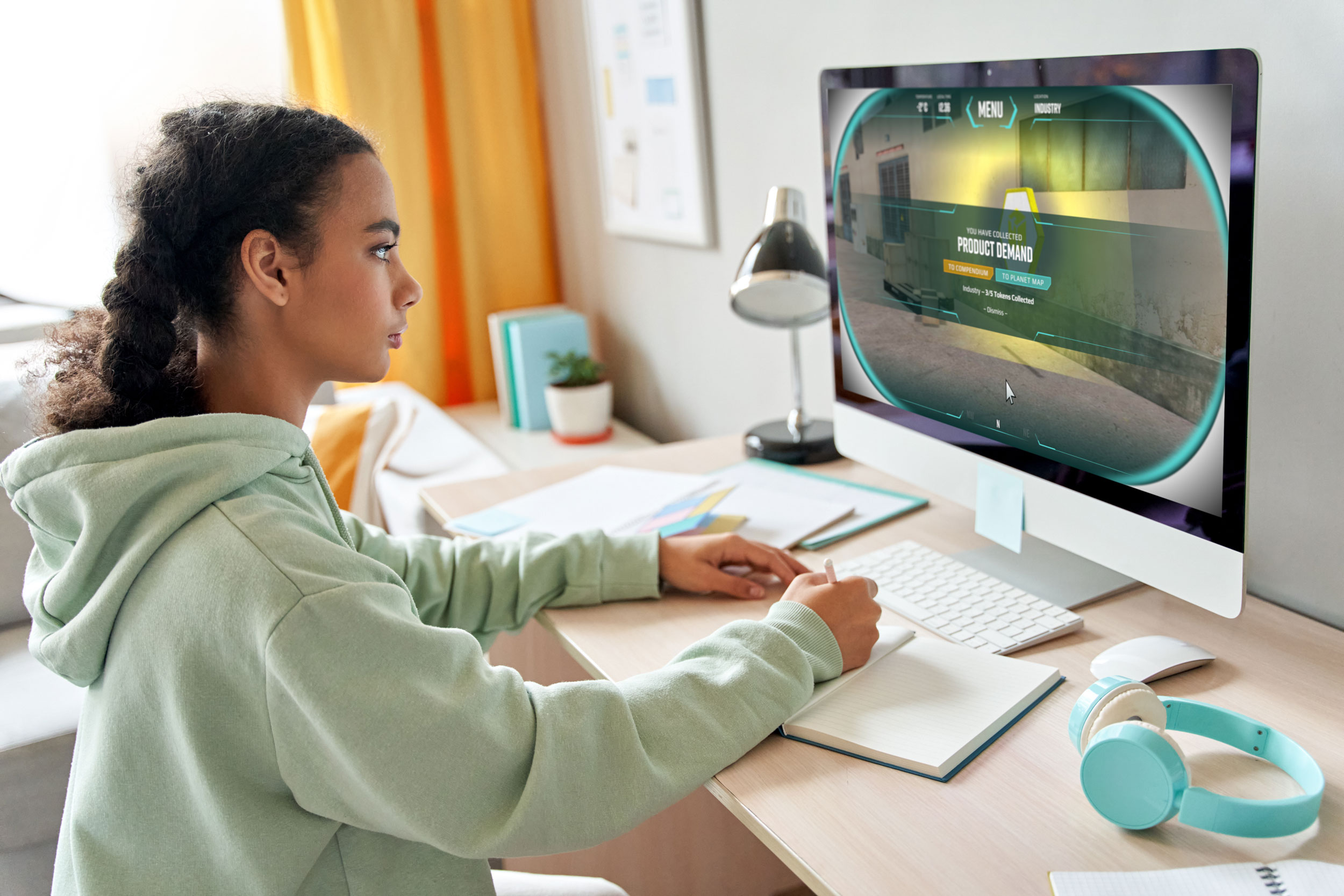 Pige spiller Siemens Decarbonisation Game på en computerskærm.